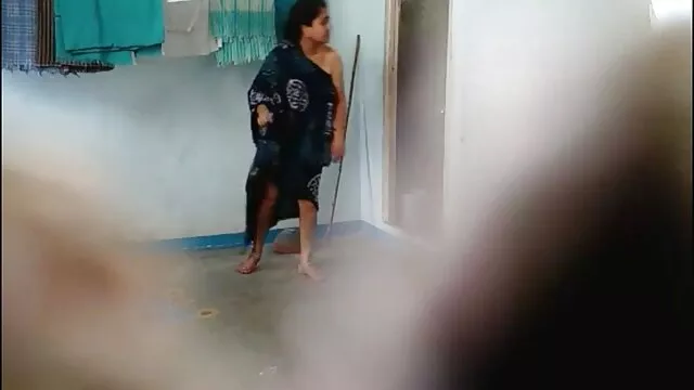 XXX pas d'inscription  Fille sans culotte Assis sur son film de sexe pornographique chemin pour faire une piscine