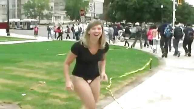 XXX pas d'inscription  Style sexuel chaud d'une fille nue dans la Cour pornos jeune