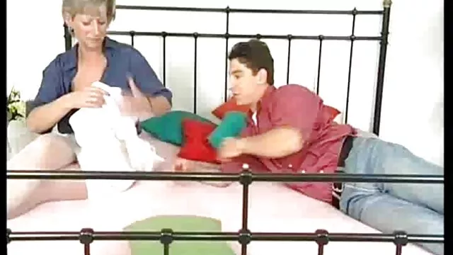 XXX pas d'inscription  Occupé maman a film porno gratuit amateur enlevé ses chaussures longues
