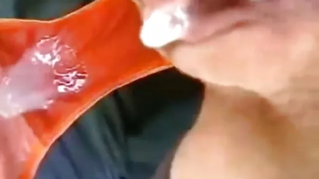 XXX pas d'inscription  Homme fort déchiré la fille avec une longue bite extrait gay gratuit sur le canapé