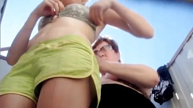 XXX pas d'inscription  Fille avec des seins en silicone sur weebcam voir video de sex divertit un inconnu