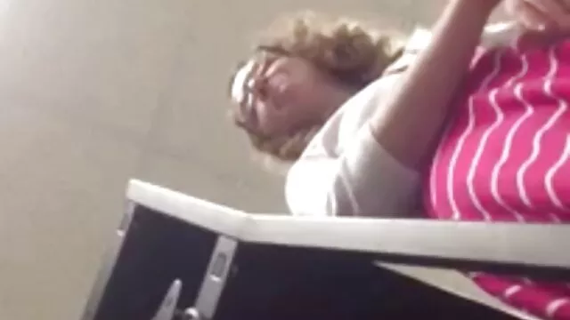 XXX pas d'inscription  La vache film porno coq nu ne pouvait pas résister aux jambes Blondes mignonnes