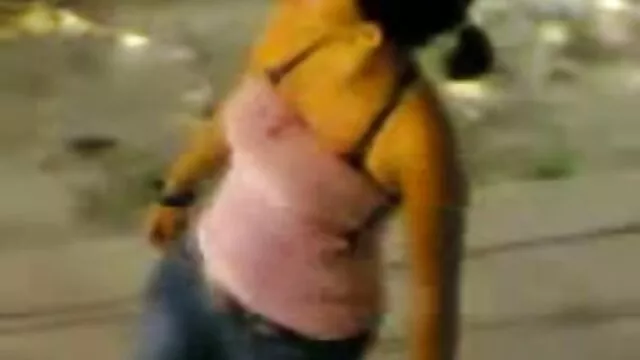 XXX pas d'inscription  Fille en lunettes de soleil prend ses joues video sex gratuit amateur