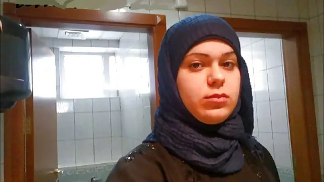 XXX pas d'inscription  Cheveux bouclés video x tukif brune se fait baiser dans le cul