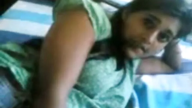 XXX pas d'inscription  Occupé jeune fille assis sur le canapé doucement video gratuite sex amateur distrait